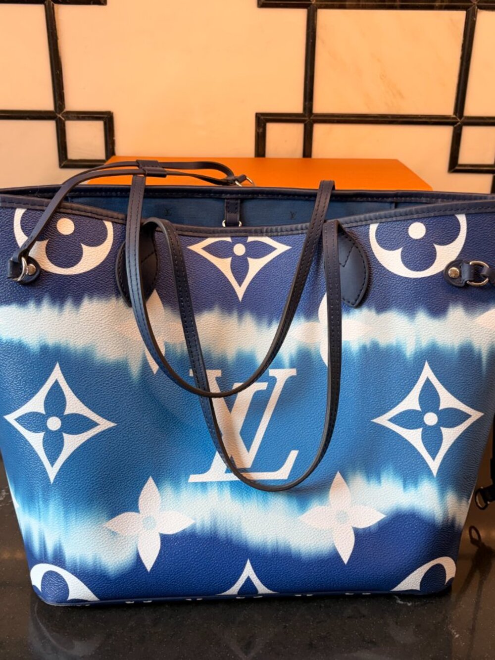 Louis Vuitton - Picture 3 of 5
